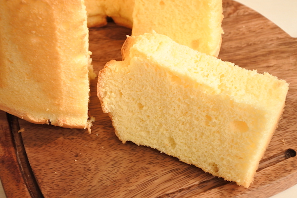 シフォンケーキの断面(底の部分が見えるカット)