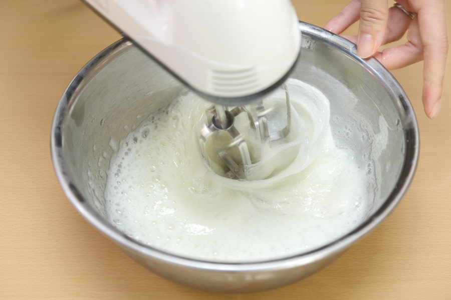 泡立て途中のメレンゲ