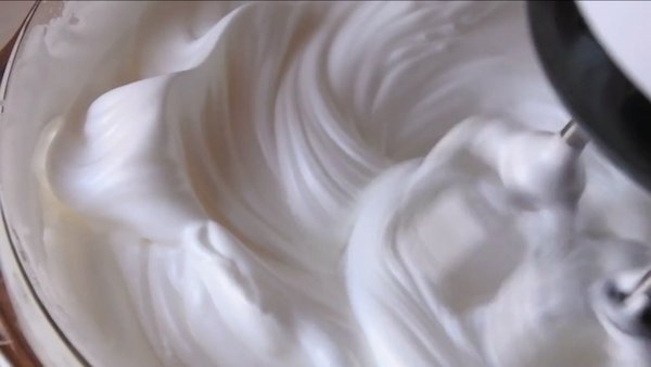 泡立て上がりの艶のあるメレンゲ