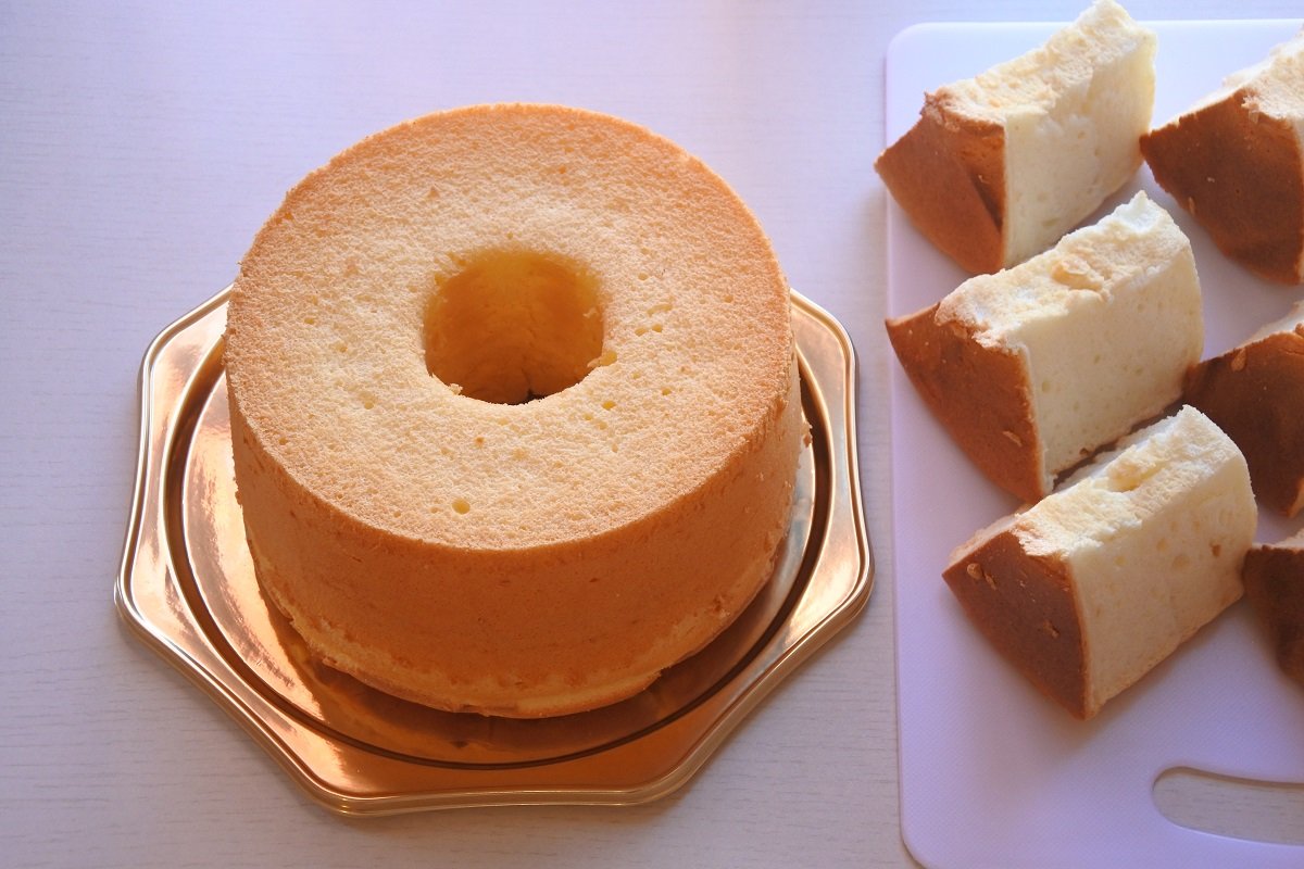シフォンケーキのホールとカットした断面